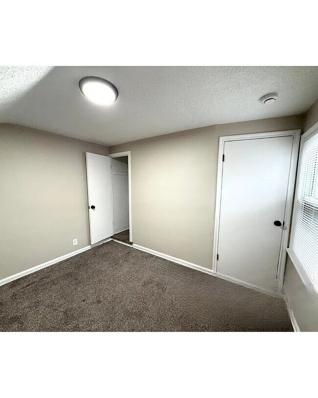 Building Photo - 4 Bedroom on Detroit's West Side!