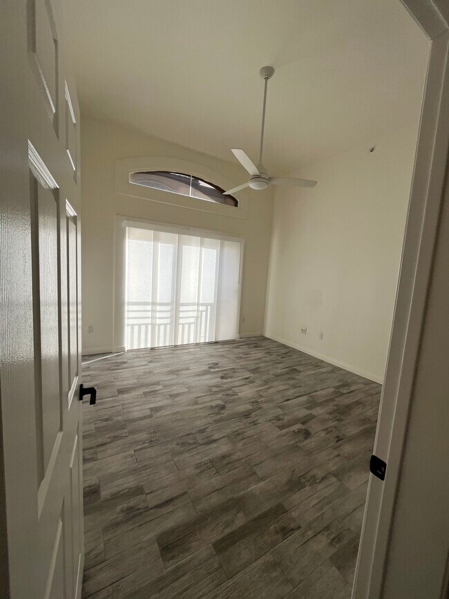 Building Photo - 5260 Premiere Hls Dr