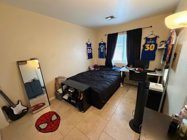 Building Photo - 10069 E Paseo San Ardo