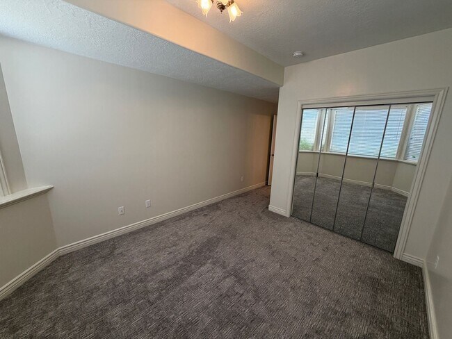 Building Photo - Spacious 4 Bed, 5 Bath Home with 3-Car Garage in Layton!