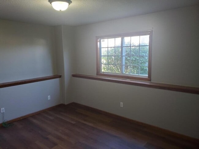 Building Photo - 716 SW Tisha Ln