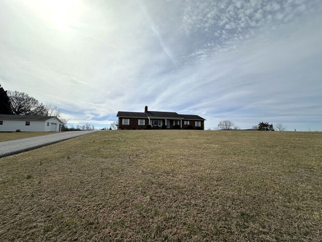 Building Photo - Peaceful Country Living