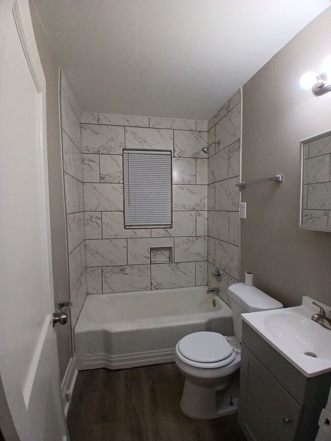 Building Photo - Updated 2 bedroom 1 bath duplex