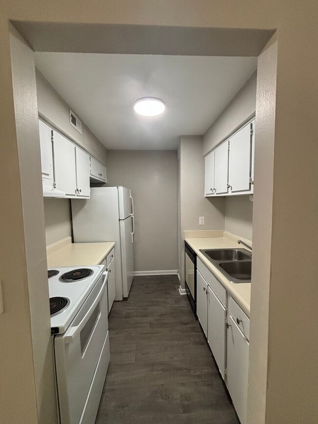 Building Photo - Spacious One Bedroom Available.  Close to University and Downtown Area.