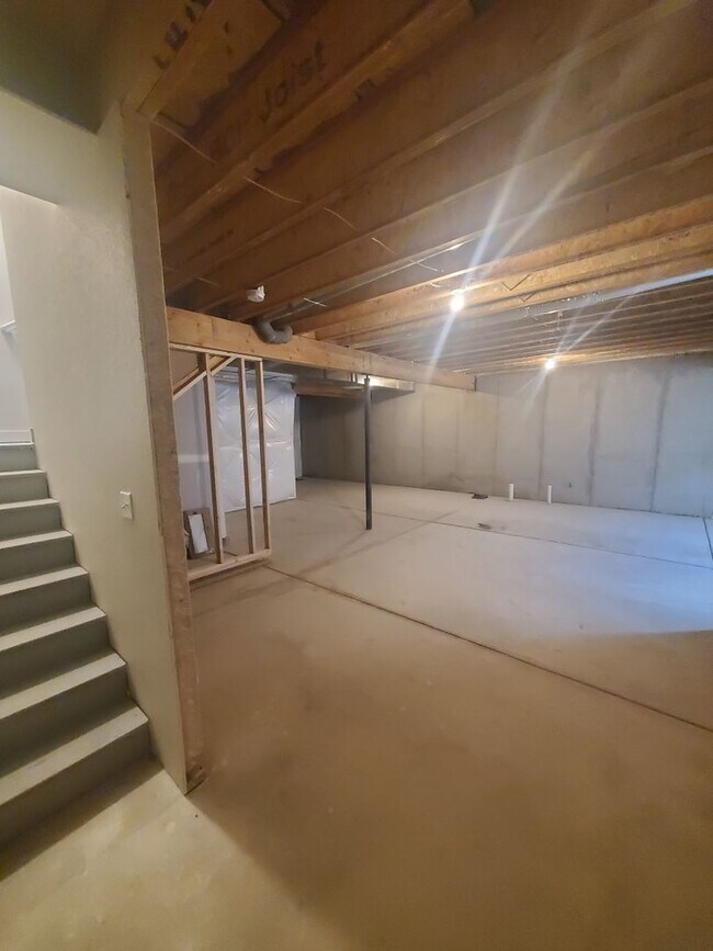 Building Photo - Updated and Very Spacious 3 Bedroom Townho...