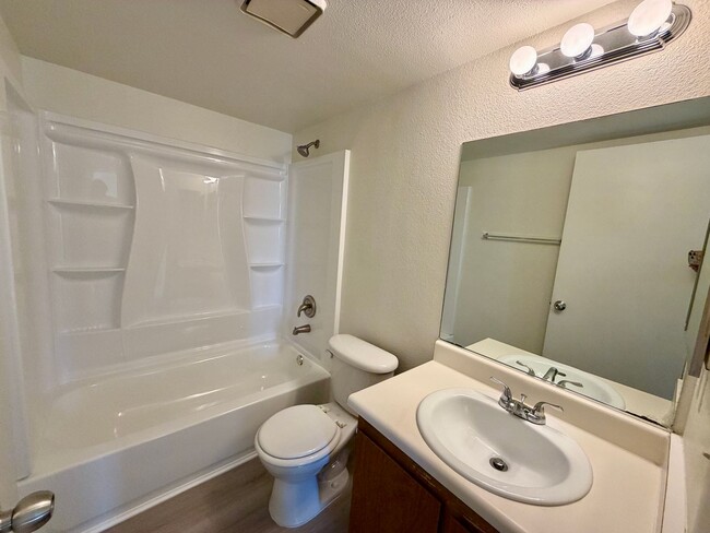 Building Photo - 2 bedroom condo in gated community
