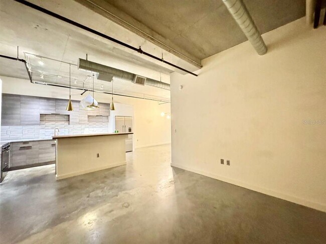 Building Photo - 1212 E Whiting St