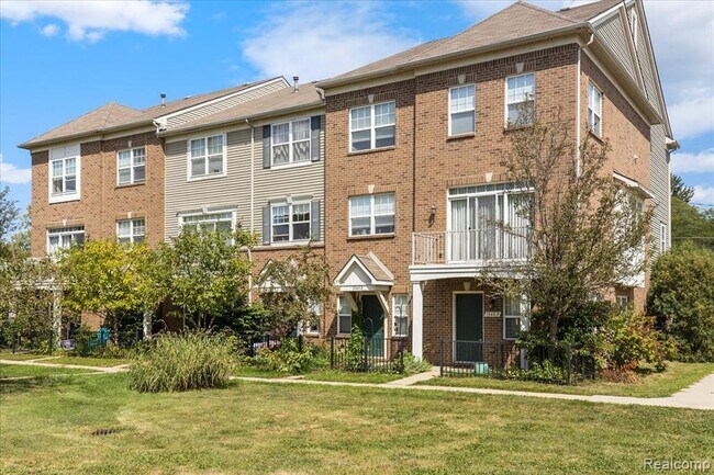Building Photo - 1048 Lakepointe St