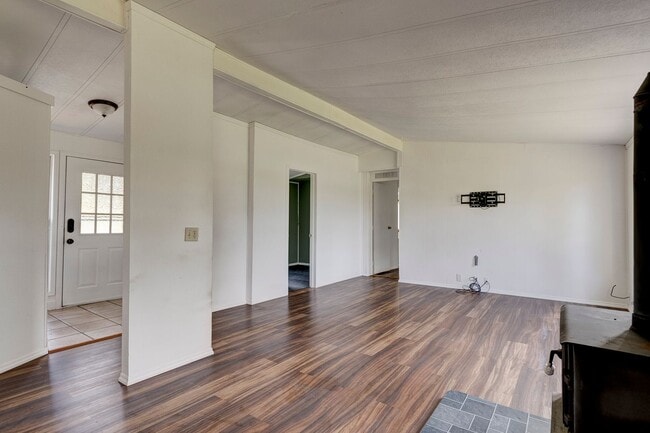 Building Photo - 3 Bed  2 Bath Pet Friendly Home