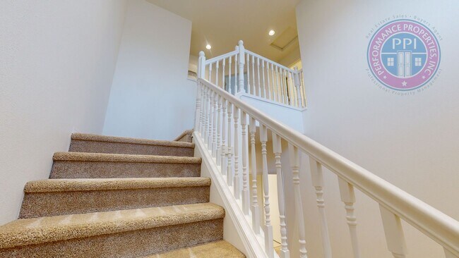 Building Photo - Updated Townhome with Detached Garage! Close to Shops & Restaurants