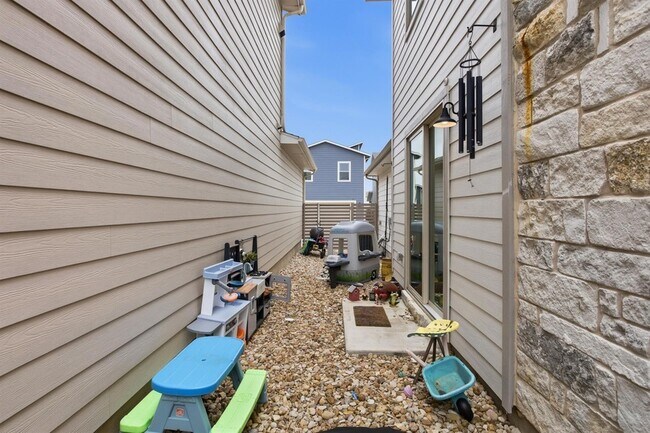 Building Photo - 8525 Leroi Dr