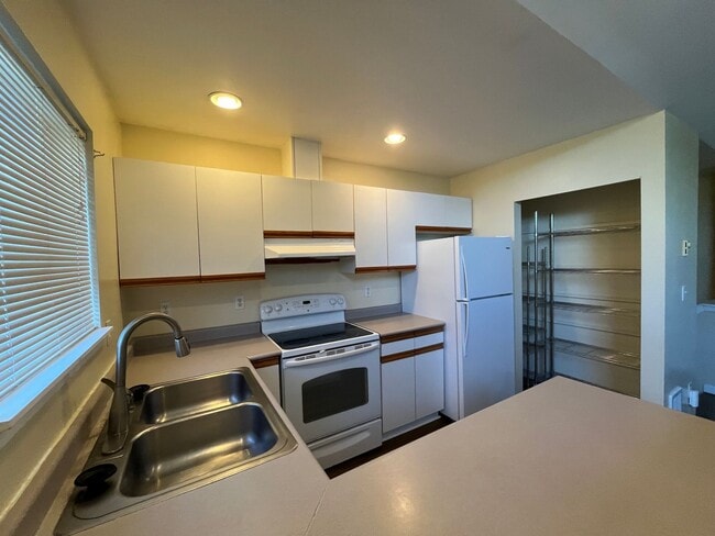 Building Photo - Spacious 3 Bedroom w/ Attached Garage