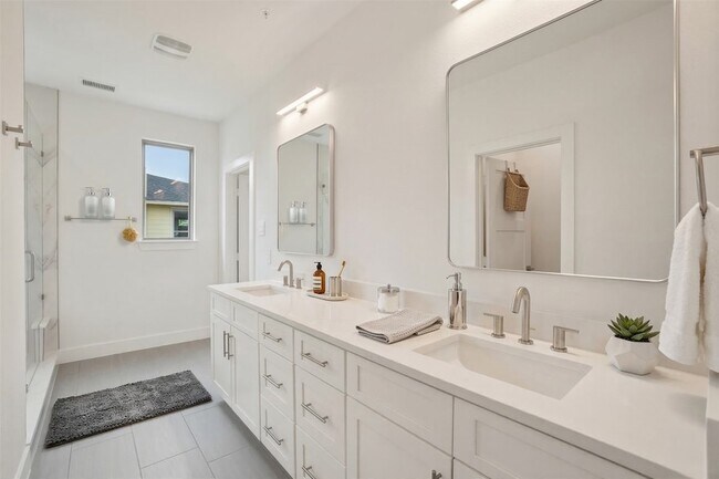 Building Photo - 13351 Goodland St