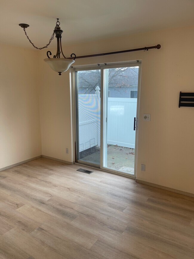 Building Photo - 124 Lambert Ct