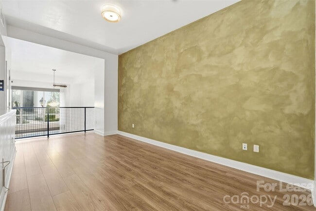 Building Photo - 701 Royal Ct