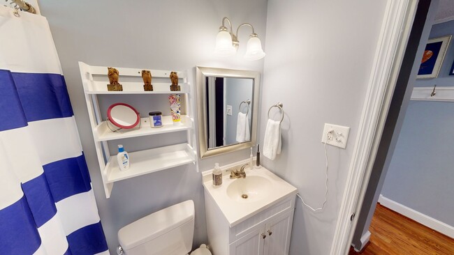 Building Photo - Fully Renovated 3 Bedroom GEM close to sho...