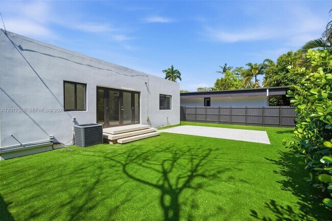 Building Photo - 120 NE 49th St
