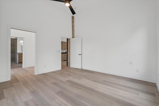 Building Photo - 308 Oak St