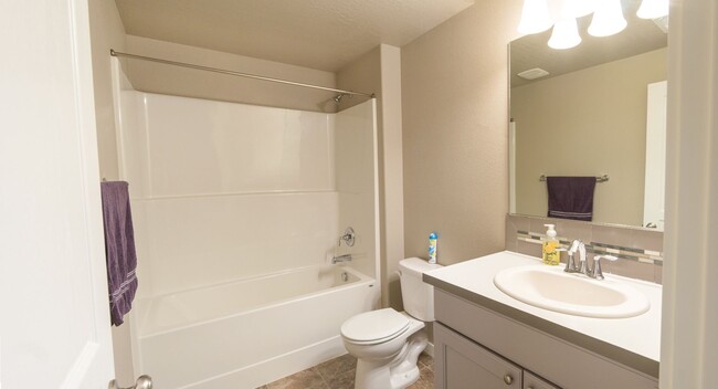 Building Photo - 3 Bedroom, 2 bathroom home on Sunnyside Hill!