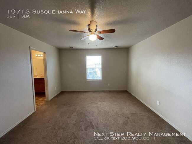 Building Photo - 3 Bed 2.5 Bath Home