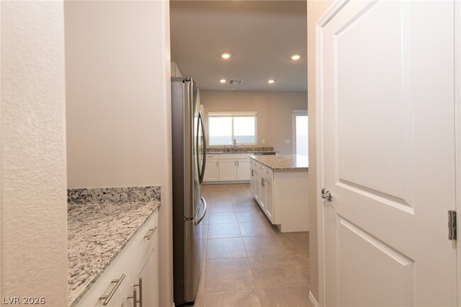 Building Photo - 476 Silverweed Ave