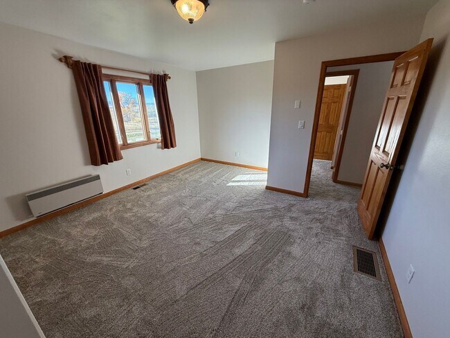 Building Photo - 3 Bed 2 Bath Large Semi-Rural Modern Beautiful Home