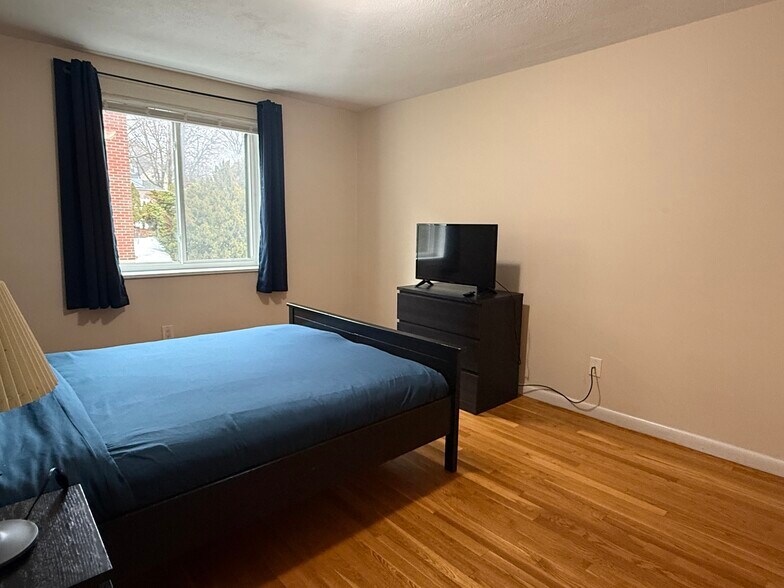 Building Photo - 205 Kent St