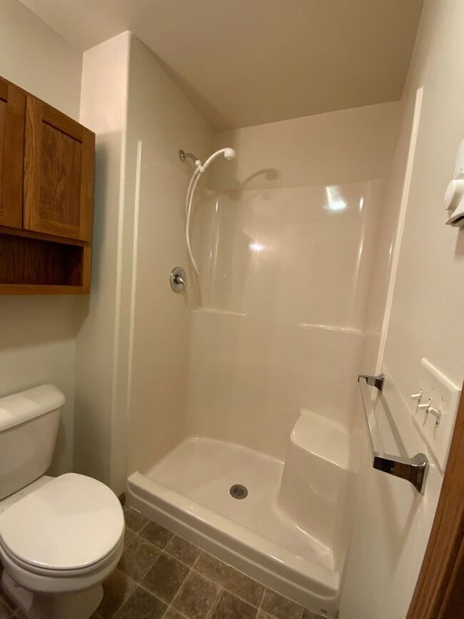 Building Photo - 122 Main St E