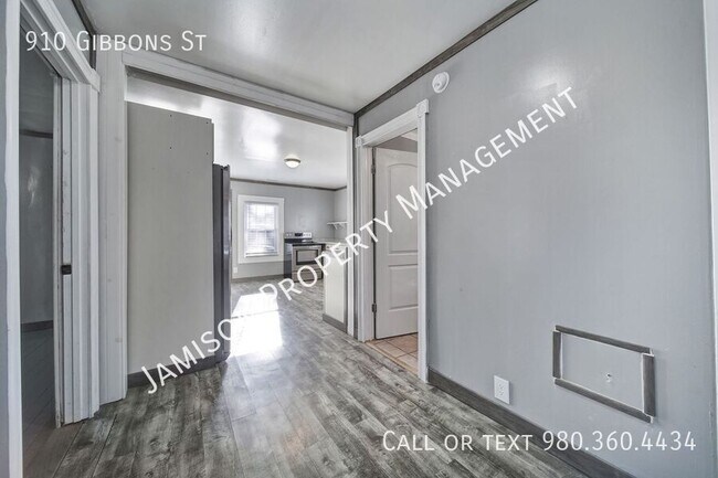 Building Photo - 910 Gibbons St