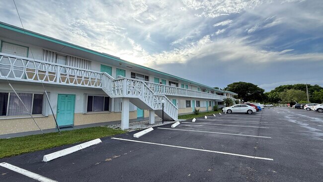 Building Photo - 2102 Lake Osborne Dr