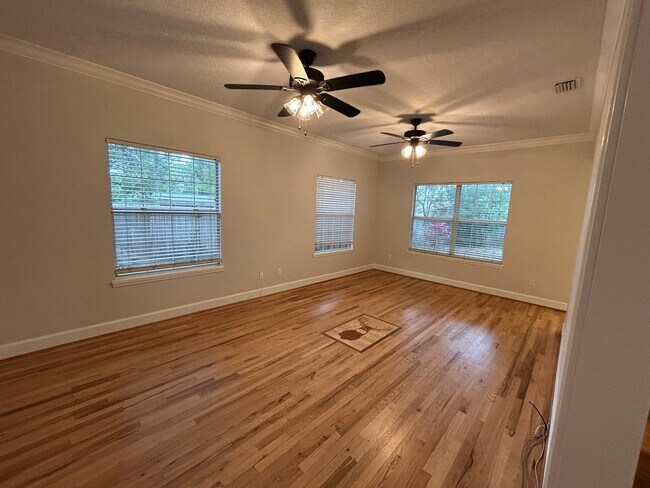 Building Photo - Spacious and Perfectly located 4/2 home in...