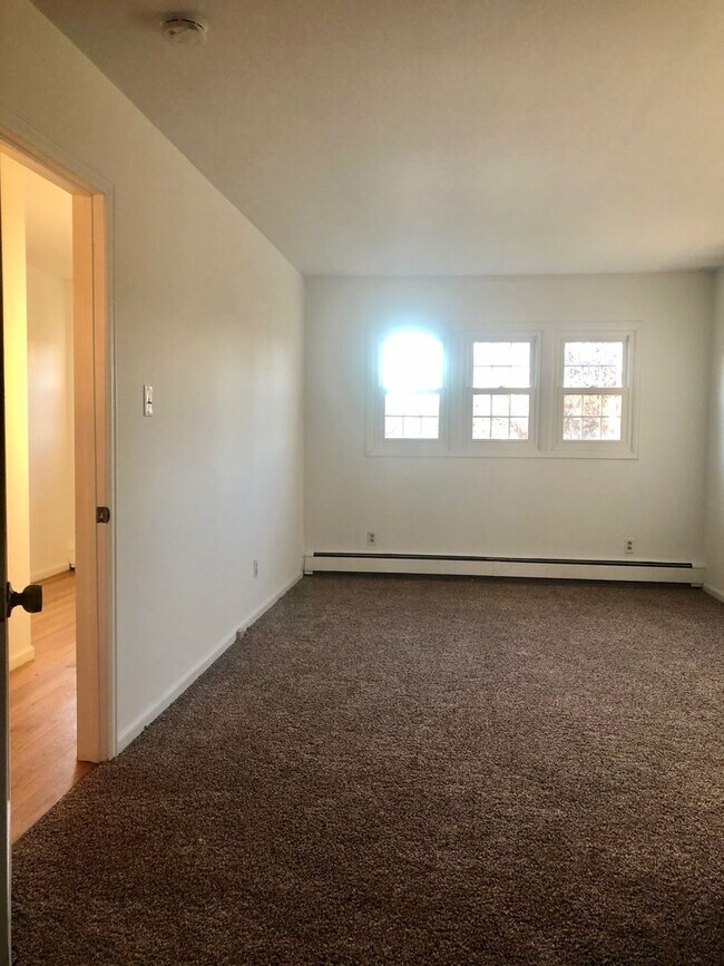 Building Photo - Two Story Single Family Home in the Roseda...
