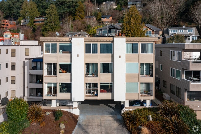 Building Photo - 4224 Beach Dr SW