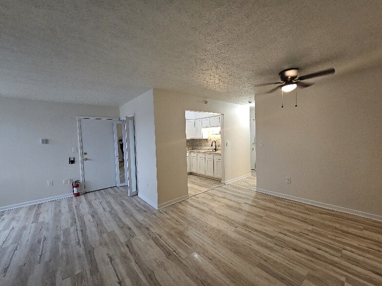 Building Photo - 1851 W 13 Mile Rd