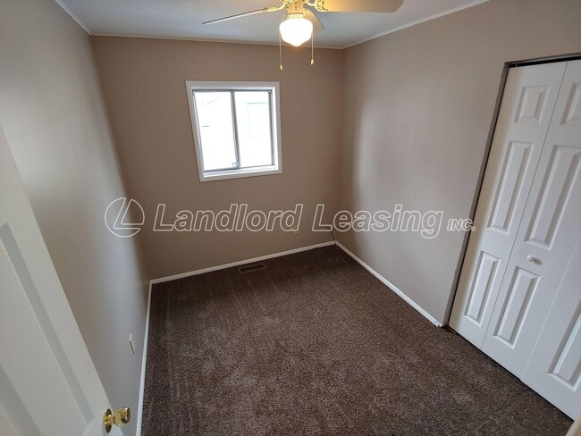 Building Photo - Freshly painted 3 bedroom with new flooring throughout!
