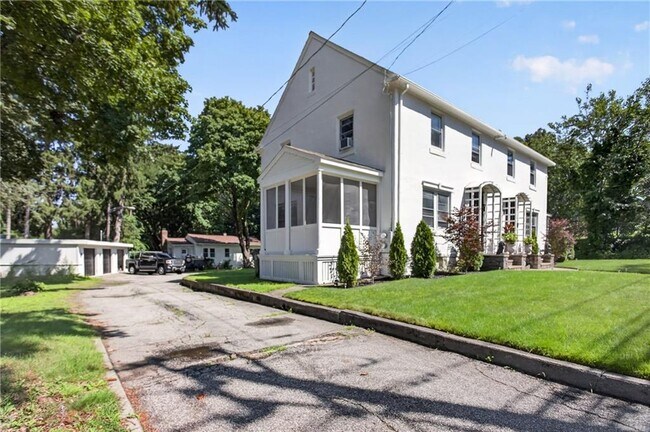 Building Photo - 476 Providence St