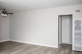 Building Photo - 1091 N Lake Ave