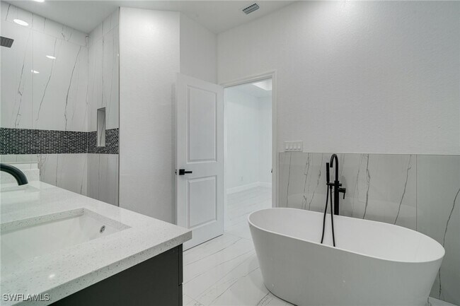 Building Photo - 4725-4727-4727 27th St SW
