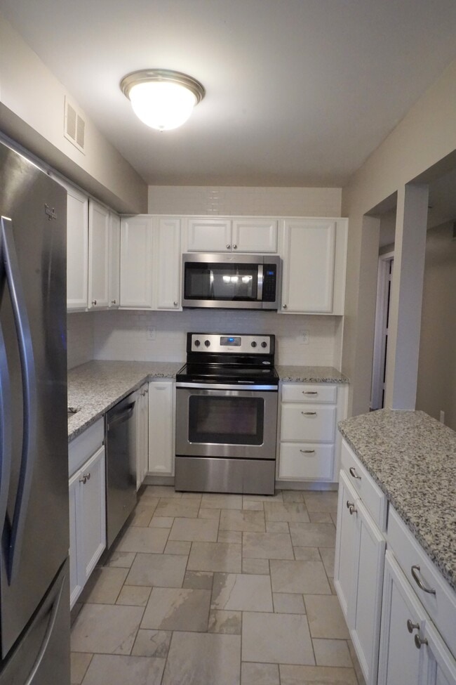 Building Photo - 114 Pinewood Dr