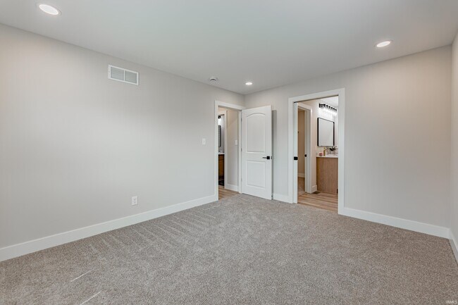 Building Photo - 911 Mayfair Dr