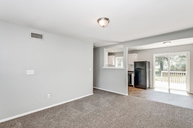Building Photo - 3 Bed, 1 Bath Home with Deck & Fenced Backyard
