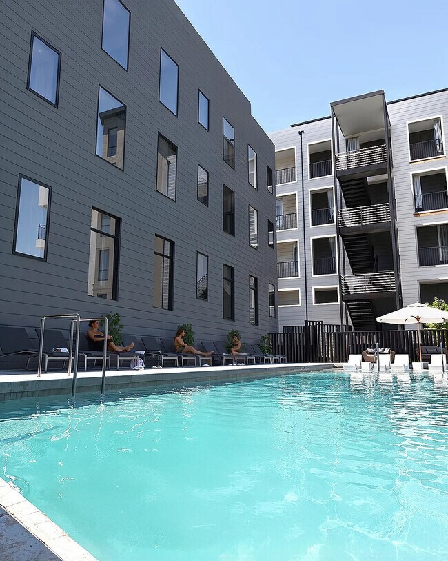 Building Photo - Delux WeHo