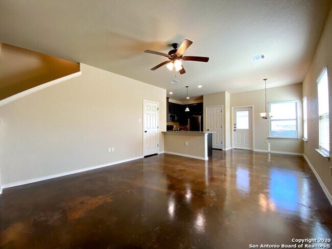 Building Photo - Luxury 3/2 Townhouse in Seguin, TX