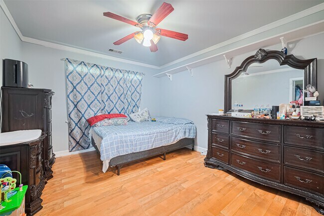 Building Photo - 13351 Oak Leaf Ln