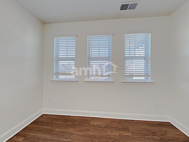 Building Photo - 161 Twin River Dr