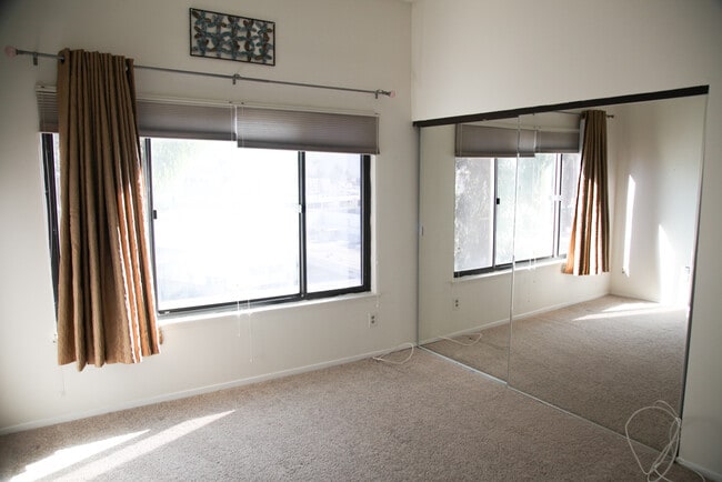 Building Photo - 10945 Hortense St