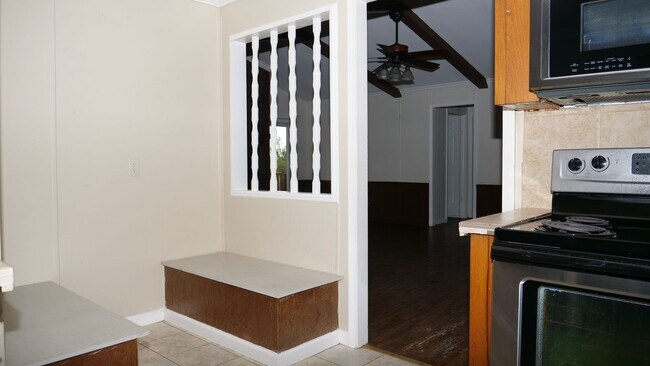 Building Photo - Spacious Rural Retreat