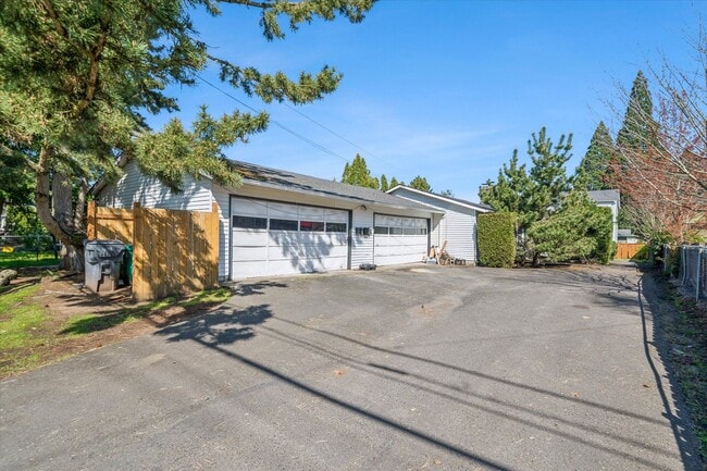 Building Photo - 5847-5855 SE Holgate