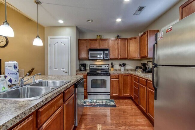 Building Photo - FULLY FURNISHED!!! GREAT FOR CORPORATE HOU...