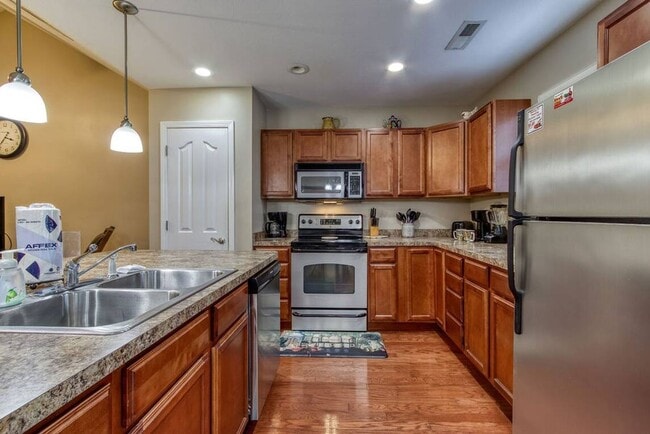 Building Photo - FULLY FURNISHED!!! GREAT FOR CORPORATE HOUSING!!!!